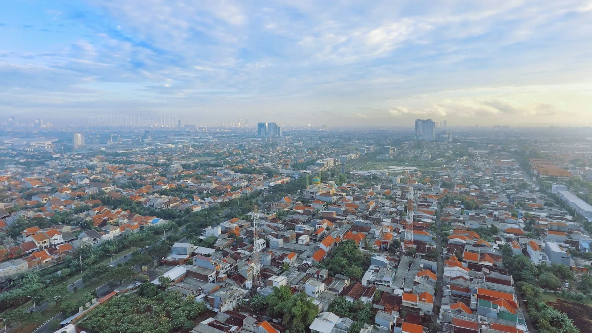 Pemandangan udara kota Surabaya — ilustrasi fokus Pivio pada bisnis lokal Jawa Timur